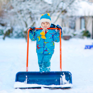 在冬天，在户外玩雪的小小孩男孩