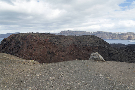 异国情调的岩石公路火山口的火山。火山位于著名的圣托里尼火山口