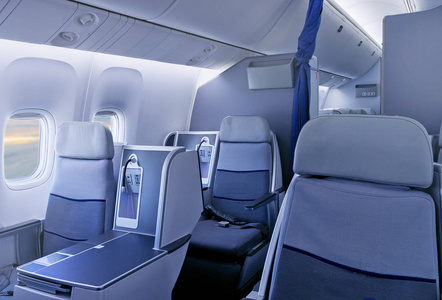 飞机靠窗座位飞机内部空座位和空窗照片