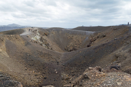 异国情调的岩石公路火山口的火山。火山位于著名的圣托里尼火山口