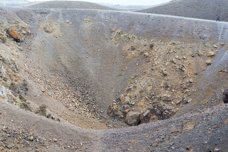 异国情调的岩石公路火山口的火山。火山位于著名的圣托里尼火山口