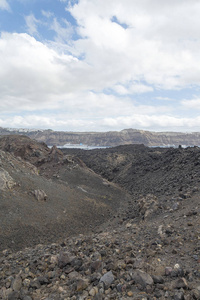 异国情调的岩石公路火山口的火山。火山位于著名的圣托里尼火山口