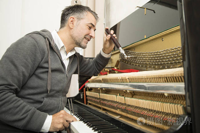 钢琴技师修钢琴