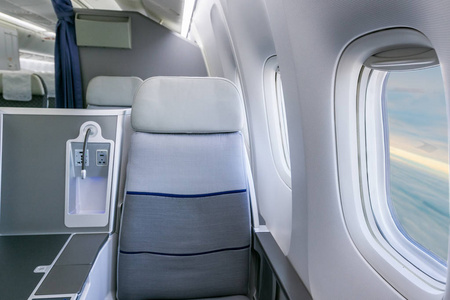 飞机靠窗座位飞机内部空座位和空窗照片