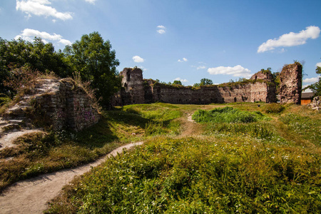 夏季景观 Buchach 城堡遗址与美丽的天空和云层, 泰尔诺皮尔地区, 乌克兰