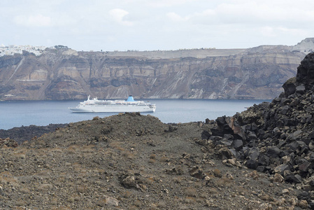 异国情调的岩石公路火山口的火山。火山位于著名的圣托里尼火山口