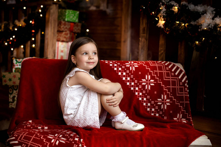 在圣诞夜一个小女孩在等待圣诞老人