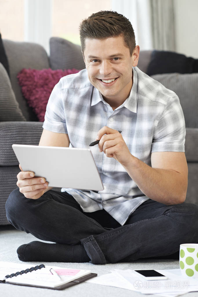 在家使用数字图形平板电脑的男性自由工作者