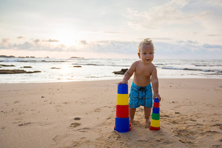 夏天, 孩子在海边玩玩具