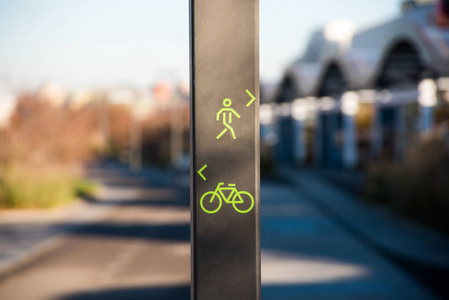 自行车和行人专用车道标志