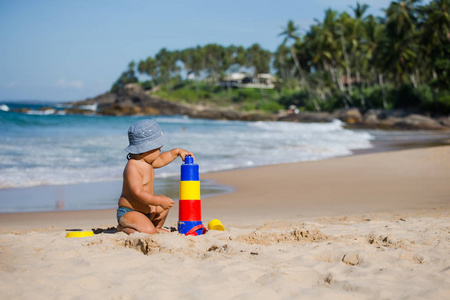 夏天, 孩子在海边玩玩具