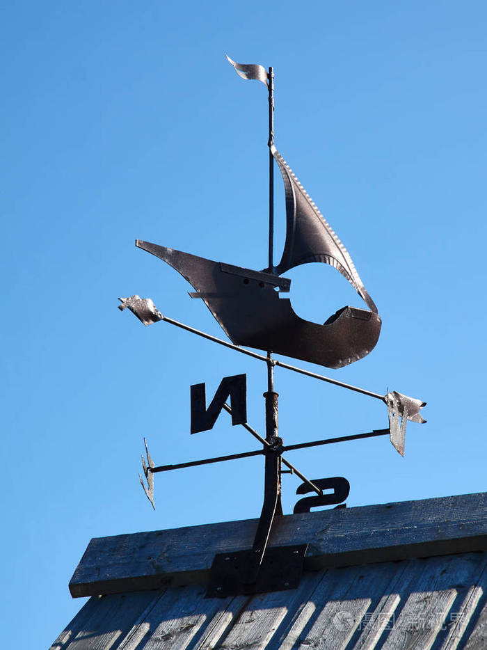 风向标在蓝天上显示风向