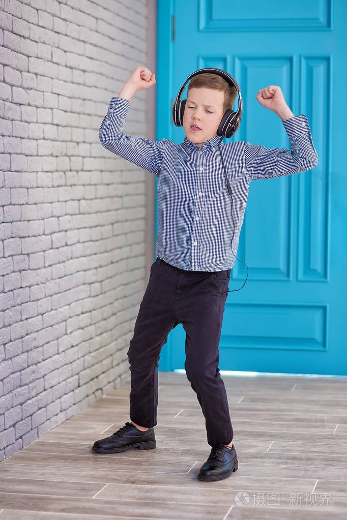 放松和听音乐的概念欧洲男孩填补了位男孩在休闲穿戴