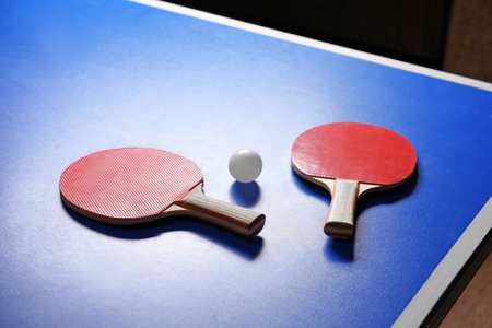 两个乒乓球拍和球在桌上图片