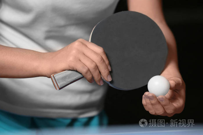 女子打乒乓球特写