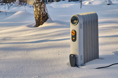 冬季森林采暖散热器站在雪堆