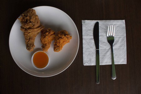 炸鸡和酱油在白色盘子低光或曝光, 炸鸡早餐, 特写炸鸡