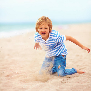快乐, 高兴的孩子, 男孩玩得开心, 在沙滩上玩耍