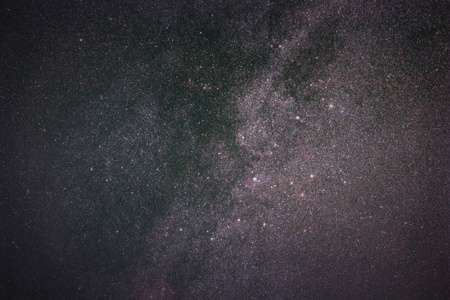 银河系背景接近银河系。 长曝光照片。