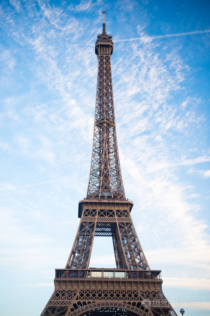 在日落时在法国巴黎的埃菲尔铁塔.hdr. 浪漫旅行背景