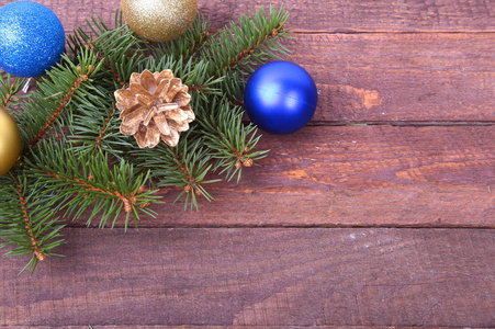 圣诞节或新年背景 木制背景下的毛皮树树枝彩色玻璃球装饰和锥体