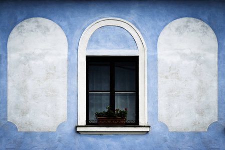 蓝色的老墙上的窗户