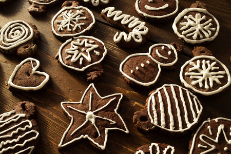 传统自制的圣诞姜和巧克力饼干装饰