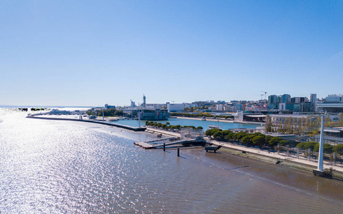 美丽的空中里斯本城市景观由缆车和巨大的竞技场和体育场在海湾。