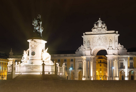 凯旋禄奥古斯塔拱门和大教堂的雕像在里斯本在夜间