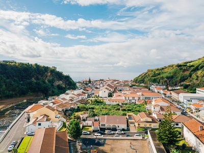 鸟瞰城市莫塞里奥斯岛上的索米格尔亚速尔岛。 葡萄牙美丽的小镇。 亚速尔群岛。