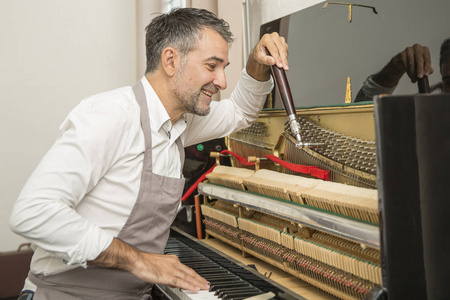 修钢琴图片