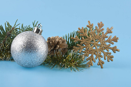 一棵圣诞树的树枝和一根蓝色的圣诞箔