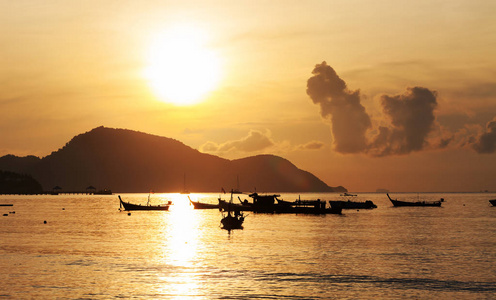 美丽的日出海景观船, 拉威海滩在普吉岛