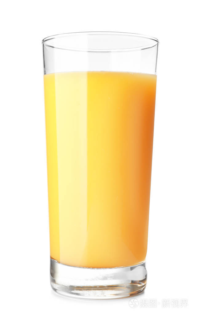 杯新鲜橙汁在白色背景上
