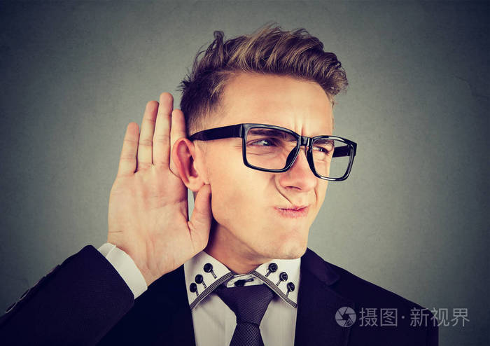 滑稽的看不愉快的人偷听上市私人谈话