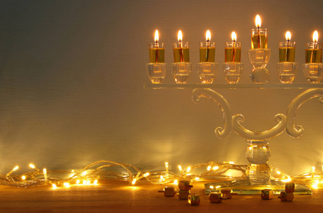 形象的犹太节日光明节背景燃烧蜡烛和烛台 传统烛台