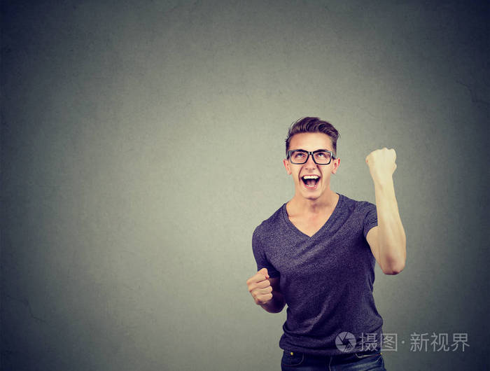 快乐成功的人获胜,拳头泵浦庆祝成功