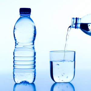 塑料瓶水隔绝在白色背景上