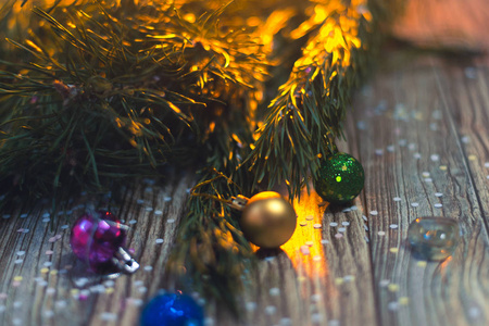 圣诞节装饰在木背景与圣诞树
