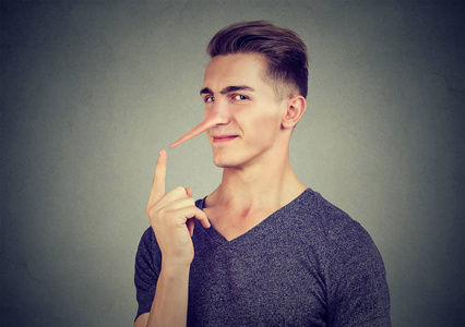 骗子概念长鼻子的男人.骗子的概念.人类的情感感受照片