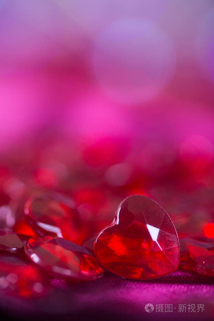 许多红色小水晶心脏以散背景