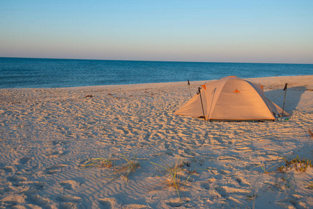 沙滩上的帐篷在夕阳的照耀下