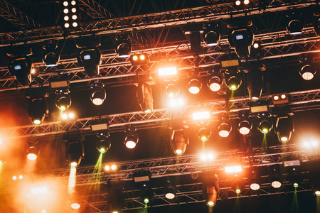 舞台上明亮的音乐会灯光照片