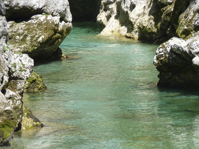 观赏著名的 tolmin 峡谷