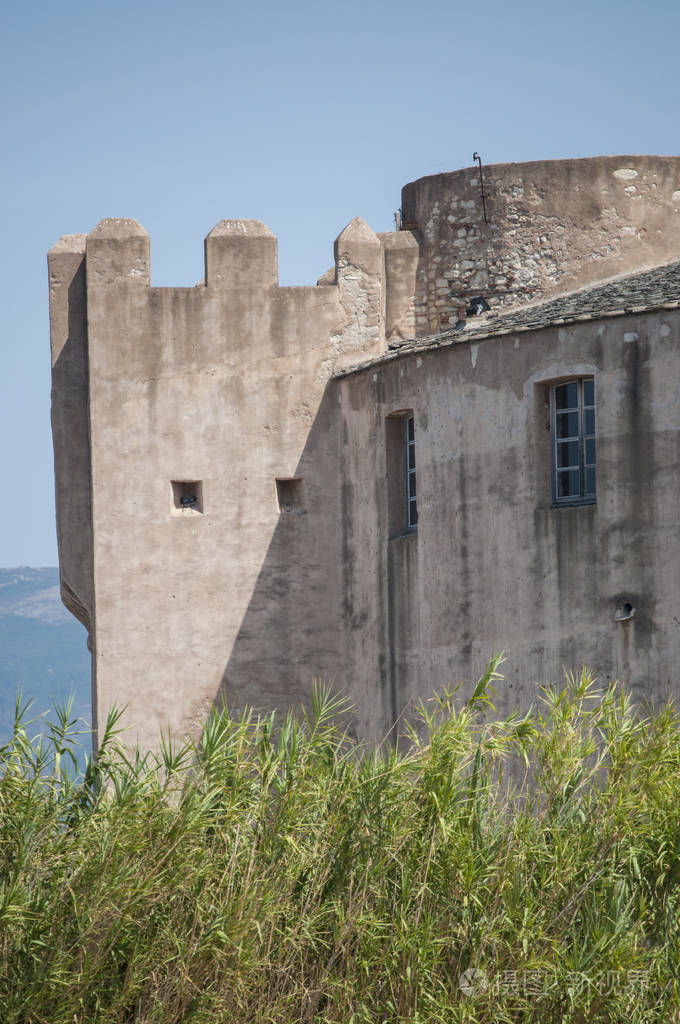 科西嘉: 马卢达的城堡的细节, 在西部海岸受欢迎的夏天度假地点, 修造