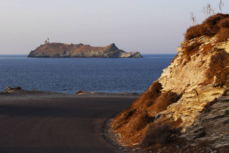 科西嘉 通往 Giraglia 的道路, 位于地中海顶部北端的科西嘉岛, 以其灯塔和海绵塔而闻名, 这两者都是历史遗迹。