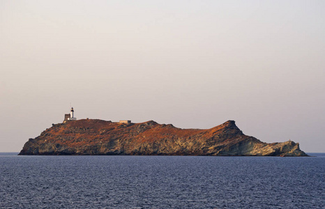 科西嘉 日落在 Giraglia, 海岛在北部末端科西嘉在地中海, 著名为它的灯塔和热那亚塔, 两个是历史纪念碑