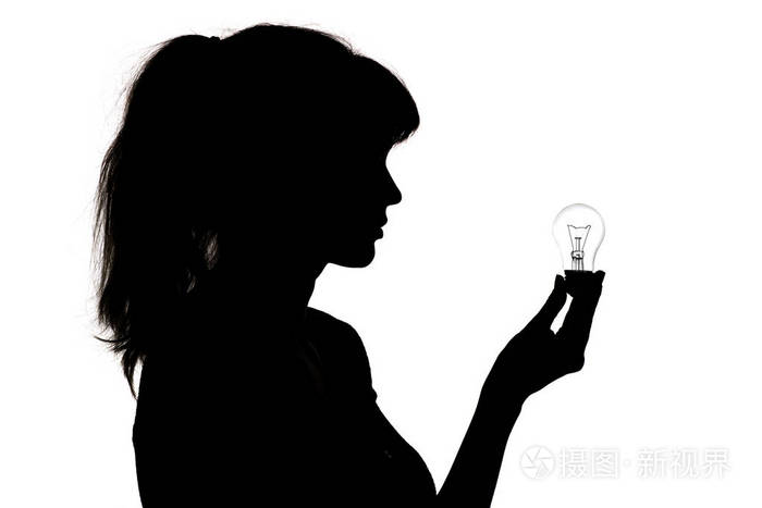 手持白炽灯的体贴女孩的剪影, 思想灯泡, 白色隔离背景下的观念概念