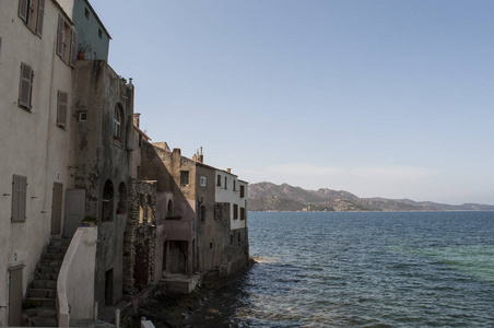 科西嘉 地中海和马卢达渔村的天际线, 在高级科西嘉西海岸受欢迎的夏日度假胜地