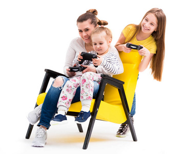 家庭和操纵杆玩电脑游戏